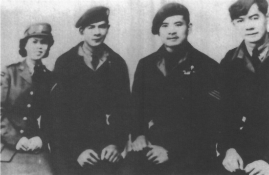 加拿大新會籍華僑高氏兄妹4人參軍并被錄用。