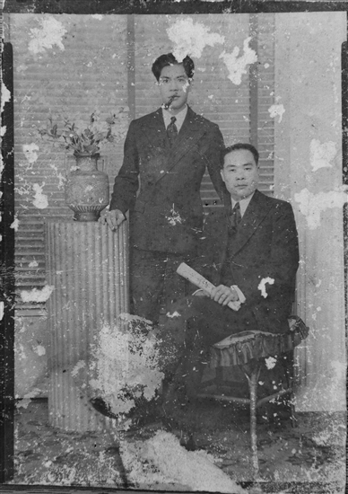 陳炳沛（左）與大哥陳炳璋合影。陳慶偉供圖
