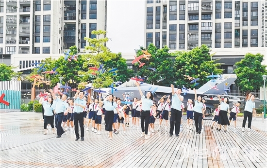 恩平市馮如小學(xué)舉辦齊放紙飛機活動，深切緬懷馮如。