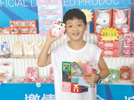 十五運會吉祥物周邊產(chǎn)品受市民青睞。