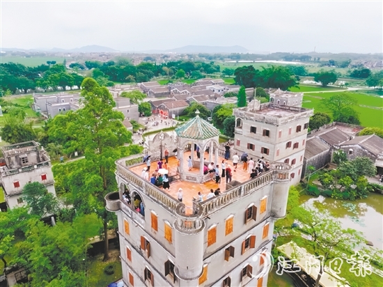 影視拍攝取景地自力村碉樓群吸引眾多游客前往游玩。