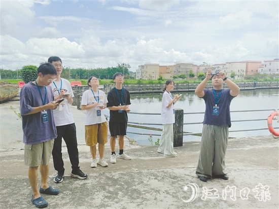 參賽團隊深入田間地頭、古村老巷，與當(dāng)?shù)鼐用窠涣?，進一步優(yōu)化和完善各自的規(guī)劃方案。
