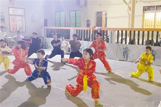 暑假里，幾乎每個晚上，武館都開展訓(xùn)練。