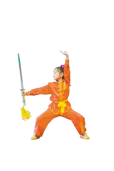 在2025年江門市第七屆傳統(tǒng)武術(shù)公開賽上，駱玥霖展示單劍套路。