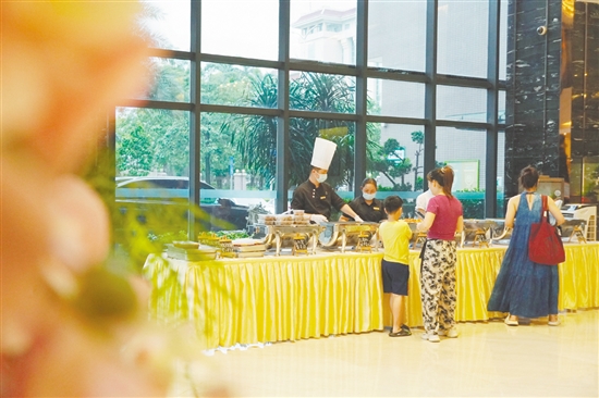 江海碧桂園鳳凰酒店在大堂擺起熟食攤。