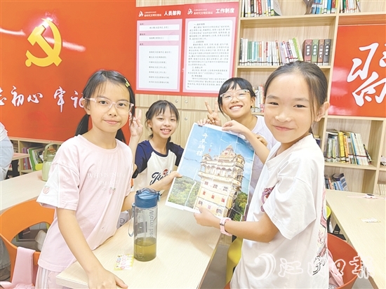 江南街道中沙社區(qū)黨群服務中心將紅色教育融入夏令營活動，通過繪畫等活動，讓紅色基因浸潤童心。