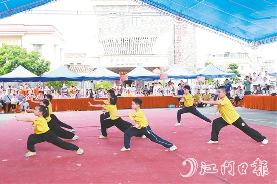 各地武術(shù)會(huì)館蔡李佛弟子上臺(tái)展示武藝，一招一式行云流水。