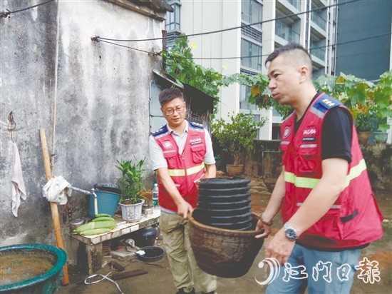社區(qū)網(wǎng)格員幫忙搬走雜物。
