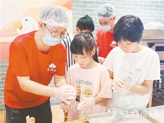 小學(xué)員們?cè)趲煾凳职咽值闹笇?dǎo)下認(rèn)真學(xué)習(xí)制作冬蓉月餅。