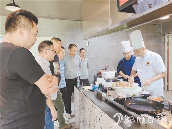 名廚云集，研發(fā)“臺山鮸”創(chuàng)新菜品，引來食客關注。