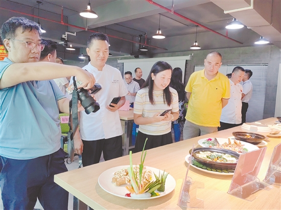 在品鑒活動現(xiàn)場，一道道由臺山鮸魚制成的佳肴吸引了眾人目光。