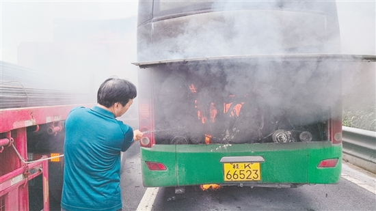 →李建使用滅火器對起火點(diǎn)進(jìn)行初步壓制。