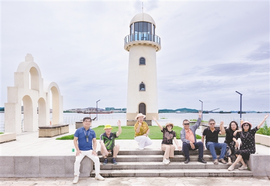 燈塔公園位于崖門鎮(zhèn)崖南墟舊碼頭，經(jīng)典的燈塔與海闊天空構(gòu)成美麗的畫卷，吸引著眾多游客前來打卡。