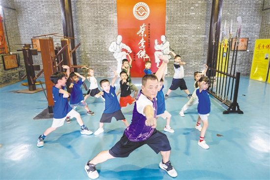 京梅村傳承發(fā)展蔡李佛文化從娃娃抓起。這里是國家級非物質(zhì)文化遺產(chǎn)蔡李佛拳的發(fā)源地，是廣東省“百千萬工程”首批典型村、省鄉(xiāng)村振興示范村。