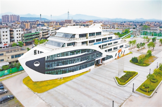 崖門壹號客廳由青少年活動中心升級改造而成，因外形酷似揚帆出海的游艇而成為崖門鎮(zhèn)新的地標建筑。