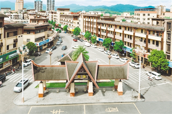 崖門文化綜合街區(qū)主干道注入東南亞風(fēng)情和蔡李佛文化元素，沿街建筑外立面和人行道升級改造，店面、路燈風(fēng)格統(tǒng)一。