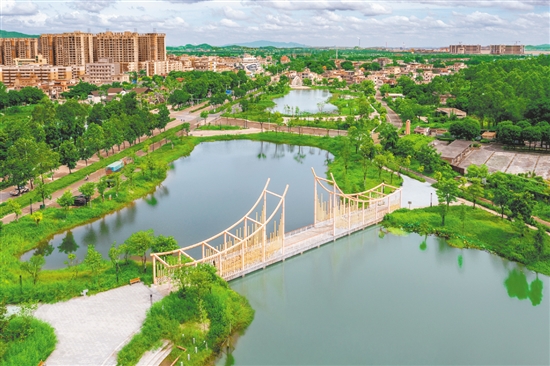 新時代公園占地面積達9萬平方米，建有生態(tài)湖、親水廣場、紅色教育區(qū)等，配套設(shè)施齊全。