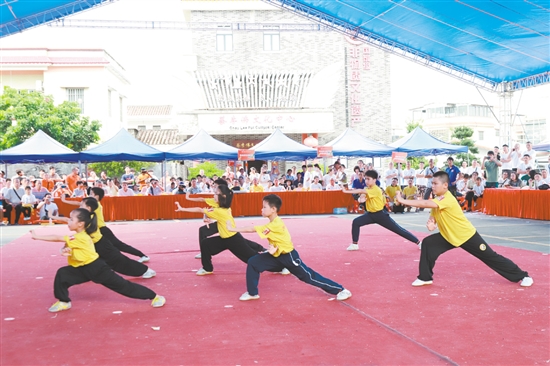 各地武術(shù)會(huì)館蔡李佛弟子上臺(tái)展示武藝，一招一式行云流水。