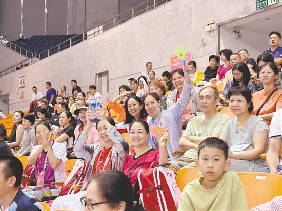 比賽吸引了全國(guó)各地的球迷前來(lái)。