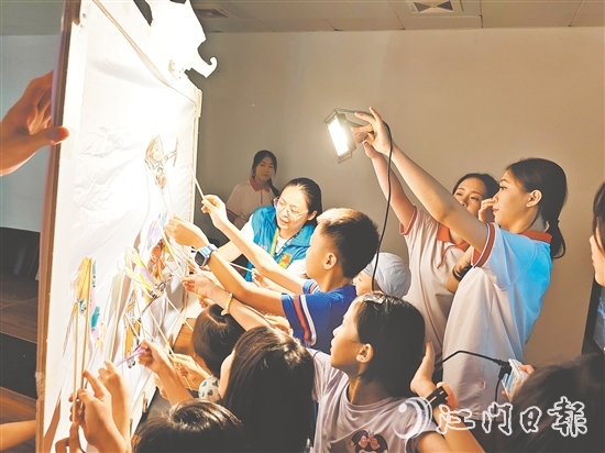在白沙街道花園社區(qū)舉辦的皮影戲主題非遺體驗營，孩子們通過動手體驗感受傳統(tǒng)文化魅力。