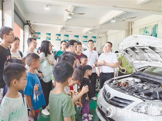 講師圍繞燃油汽車核心構(gòu)造與原理展開生動(dòng)講解。