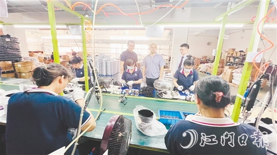粵財普惠江門擔保公司工作人員上門了解企業(yè)需求。