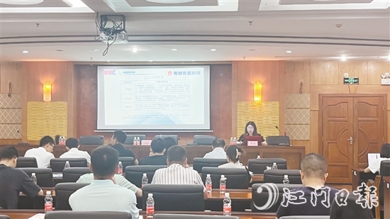粵財普惠江門擔保公司向企業(yè)宣講金融政策。