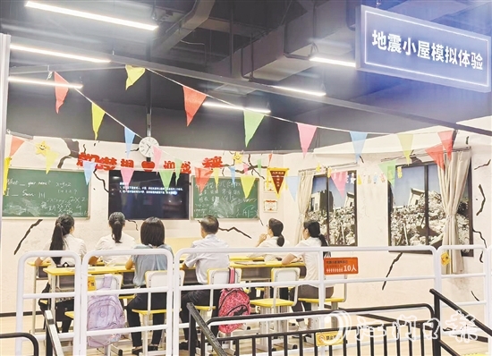 員工在地震小屋模擬體驗(yàn)過程中學(xué)習(xí)標(biāo)準(zhǔn)避險動作。