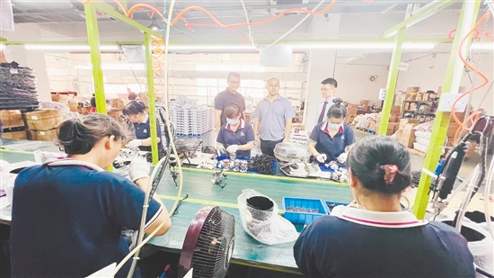 粵財(cái)普惠江門擔(dān)保公司工作人員上門了解企業(yè)需求。