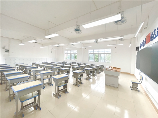 鶴山一中附屬中學本部校區(qū)的教室配備了觸控一體機、護眼照明燈以及嶄新的課桌椅等基礎設施，為學生提供良好的學習環(huán)境。