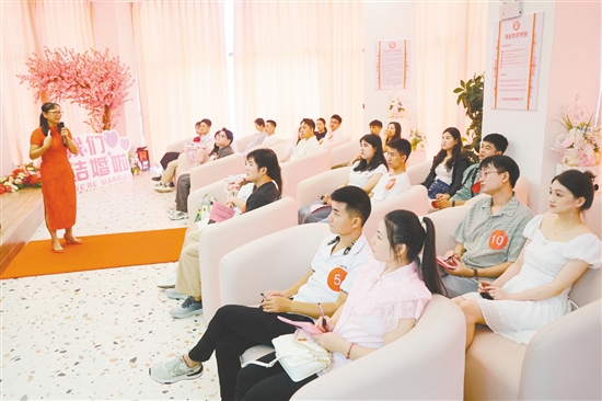 江海區(qū)民政局聯(lián)合區(qū)婦聯(lián)為新人籌備了婚姻家庭沙龍分享會。