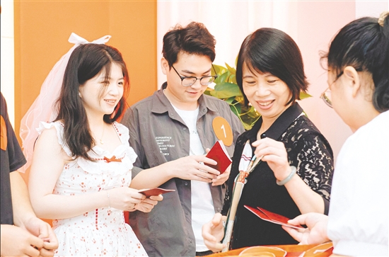 新人們參加結(jié)婚證集體頒發(fā)儀式。市民政局供圖