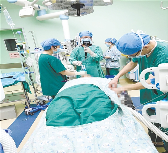 醫(yī)生為患者施行手術(shù)。