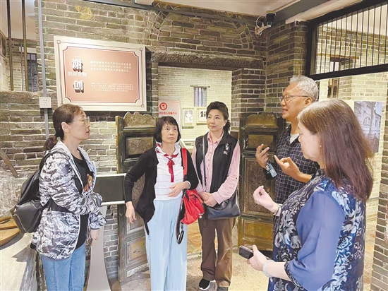 謝軍威經(jīng)常回到謝創(chuàng)故居，給來訪的黨員、群眾講述謝創(chuàng)的故事。嚴(yán)建廣