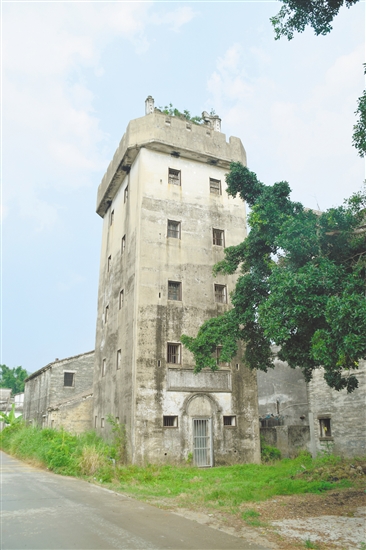 歷經(jīng)風(fēng)雨，向賢樓外墻隱約可辨的彈痕，仍講述著當(dāng)年的抗戰(zhàn)故事。臺(tái)山市委黨史研究室供圖