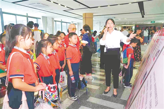 學(xué)生參觀江門抗戰(zhàn)歷史專題巡回展，了解江門烽火歲月，銘記抗戰(zhàn)歷史。郭永樂