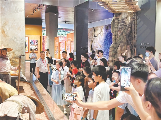 暑期，中國僑都華僑華人博物館吸引眾多青少年前來參觀。