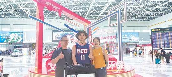 2023年夏天，父親、姐姐送彭濤前往軍校入學(xué)。