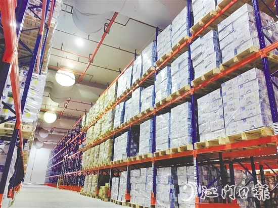 冷庫內(nèi)，各類貨品分類清晰、碼放有序。