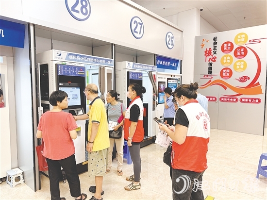 臺山公安辦證服務(wù)大廳配備各類智能設(shè)備，實現(xiàn)身份證辦理、港澳通行證簽注等高頻業(yè)務(wù)全程自助辦理。