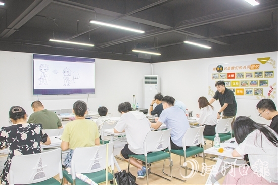 蓬江文明（青年）夜校精心設(shè)計(jì)了漫畫(huà)等多類課程，助力青年培養(yǎng)興趣愛(ài)好。