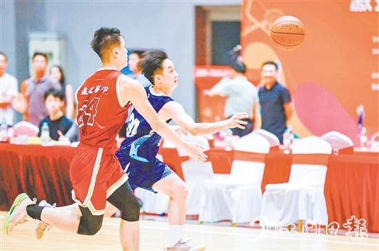 球員在場上敢打敢拼。