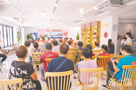 新就業(yè)群體、社區(qū)居民、黨員志愿者一同觀看閱兵儀式。