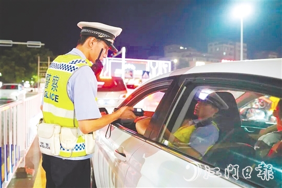 在重點路段、重要路口，鶴山市公安局科學布設臨時卡點，對過往車輛實施精準盤查。