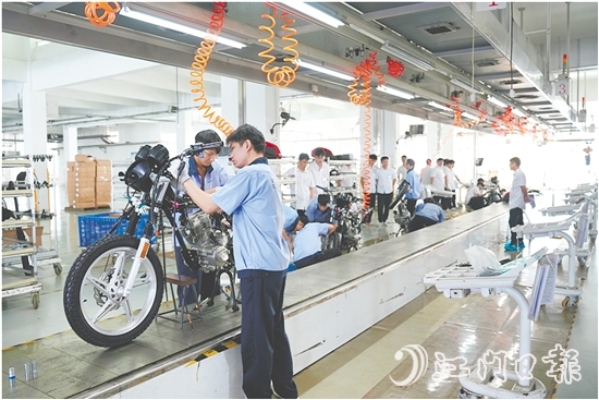 鶴山摩托車產(chǎn)業(yè)2024年實現(xiàn)總產(chǎn)值約55億元，同比增長28.2%，今年上半年總產(chǎn)值繼續(xù)保持24.9%的高位增長。