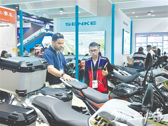 鶴山摩托車企業(yè)主動出擊，大力開拓國際市場。圖為國機(jī)南聯(lián)參加廣交會，產(chǎn)品獲得海外客戶關(guān)注。