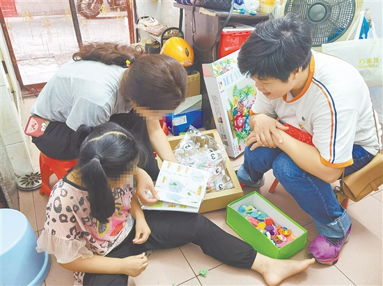 “愛(ài)心父母”上門關(guān)愛(ài)困境兒童。