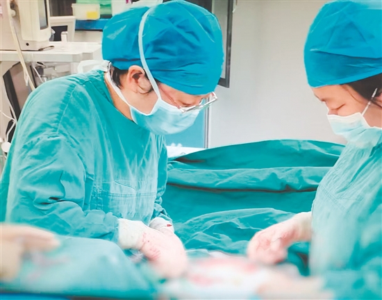 產(chǎn)科團(tuán)隊(duì)為產(chǎn)婦開(kāi)展剖宮產(chǎn)手術(shù)。