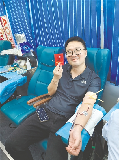 職工干部積極參與獻血。