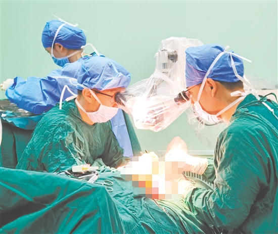 中山一院教授團(tuán)隊(duì)現(xiàn)場(chǎng)指導(dǎo)手術(shù)。
